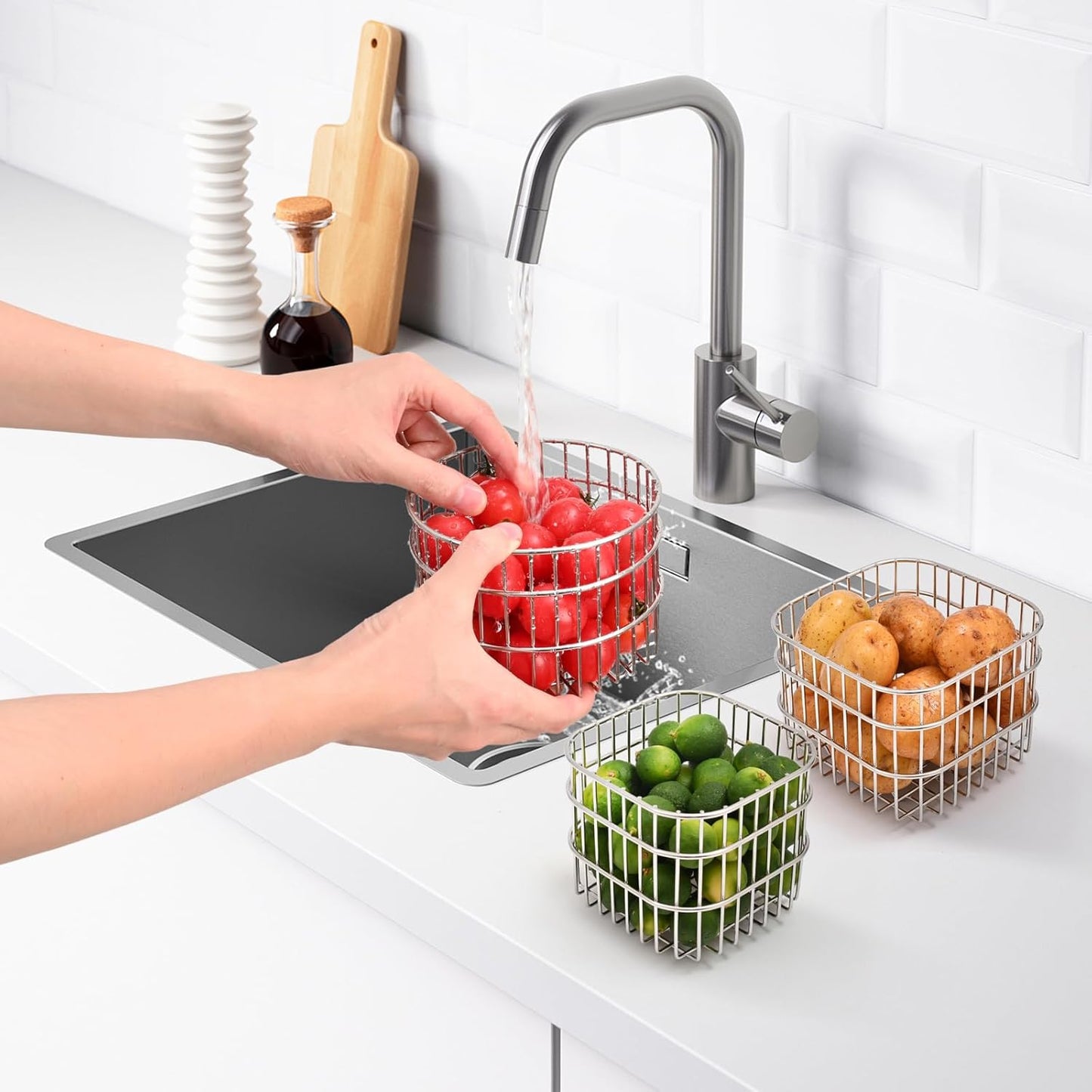 304 Stainless Steel Wire Mesh Fruit Basket Colander, 2.5L Countertop Storage Organizer for Fruits, Vegetables, Snacks.6.3 x 6.3 x 3.94 in (16cm,Rounded Square)