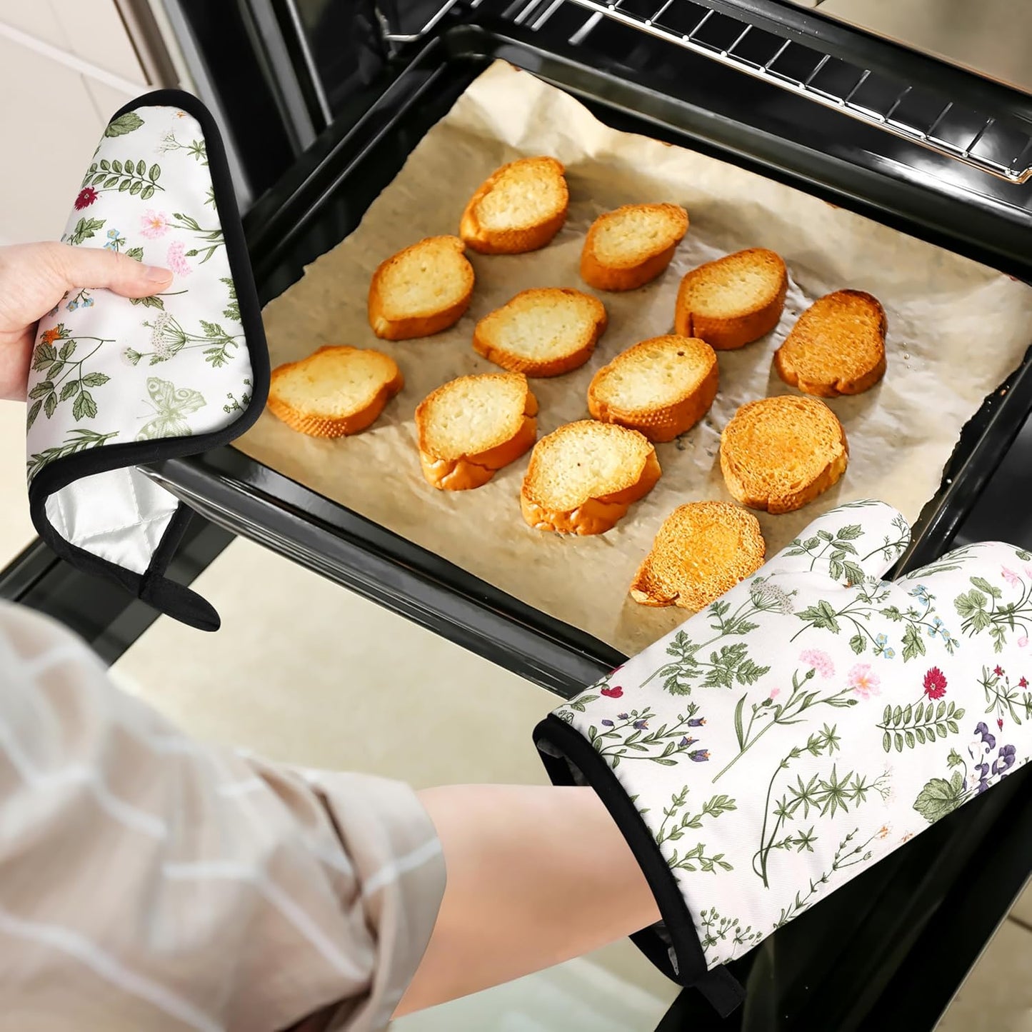 Floral Oven Mitts and Pot Holders Sets Wildflower Oven Gloves Heat Resistant 4 Pcs Pretty Decorative Kitchen Hot Pads and Mitts for Baking Cooking Grilling