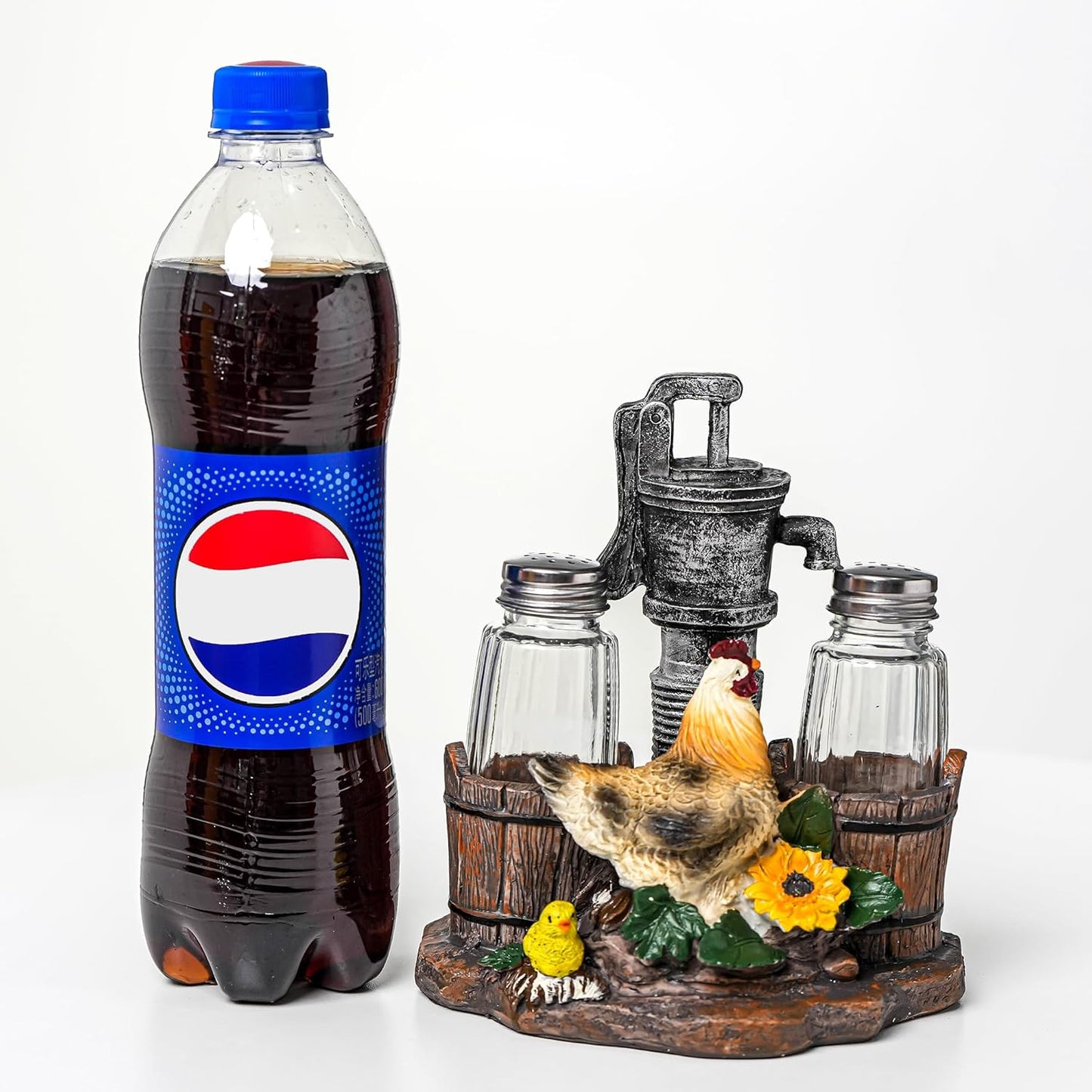 Rustic Salt And Pepper Shakers Set - Salt And Pepper Dispenser with Resin Hen Well Figurine And Statues Holder - Farmhouse Kitchen DéCor with Glass Spice Jars