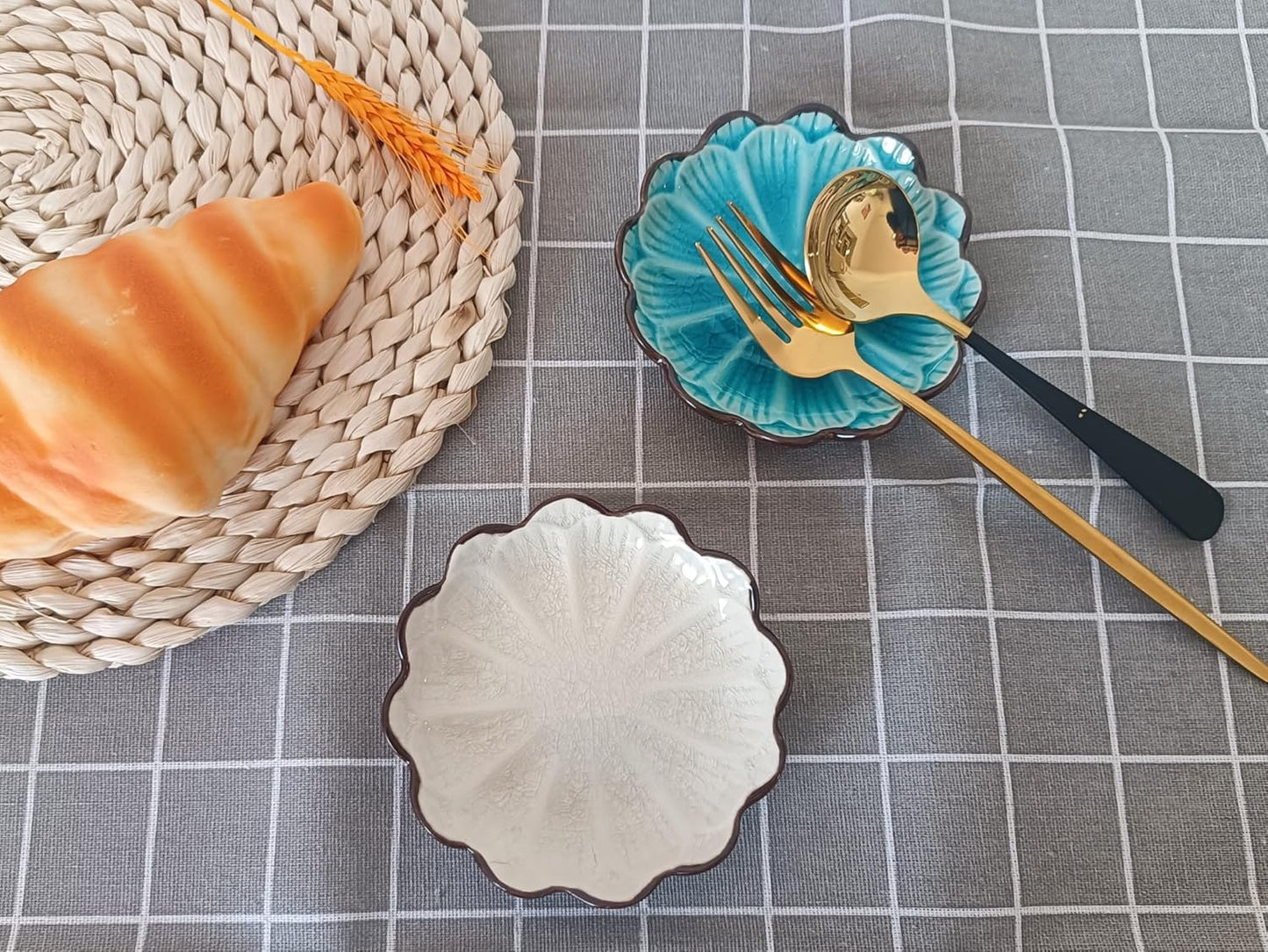 Ceramic Spoon Rest for Stove Top, Flower Cute Spoon Rest for Kitchen Counter, Cooking Spoon Holder for Kitchen Counter, Utensil Rest Spatula Rest Ladle Holder Tong Rest, 1 PC (Ice Cracks, Cream White)